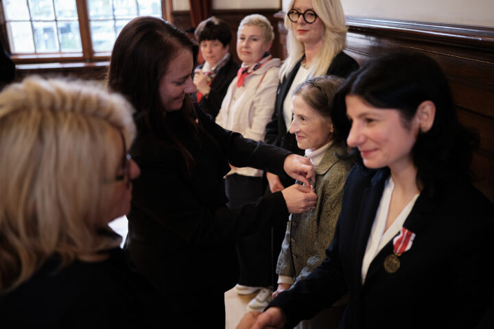 Pani dr Romualda Braciszewska uhonorowana została Medalem Komisji Edukacji Narodowej .